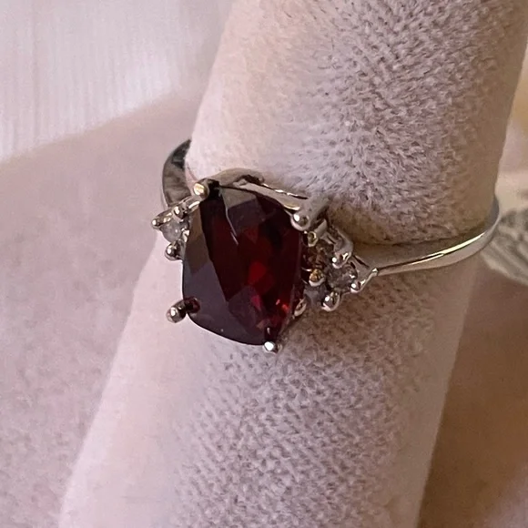10K white gold 1.75 CTW Garnet & Diamonds ring BNWT - Picture 1 of 9